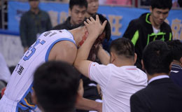 CBA常规赛北京VS北控 张春军受伤血洒赛场