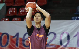 广东男篮赛前训练照片 阿联投篮姿势标准