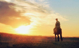 骑马项目明星也爱 王凯骑马照英姿飒爽