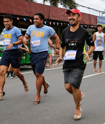 ���ɱ��ٰ�߸�Ь�� ѡ�ֽŲȺ������·���