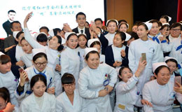 辽宁男篮杨鸣近况 任红十字会大使被护士包围