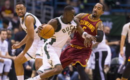 骑士三巨头客场失利不敌雄鹿 字母哥最佳两双胜骑士詹皇