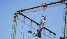 孙杨真正男子汉凌空做引体向上 众明星高空做任务