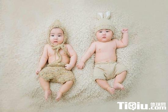 ��С����һ��˫��̥