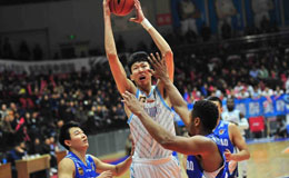 CBA常规赛新疆VS青岛 周琦复出篮下一挑二