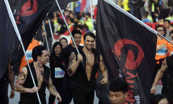 2016广州马拉松赛起跑 百变跑友激情竞速