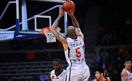 CBA常规赛广东VS浙江 布泽尔肩扛大炮秀跳投