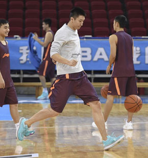 北京上海赛前训练照片 孙悦秀脚法弗神被包围