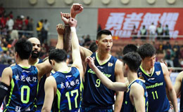 CBA常规赛广东VS广州 阿联召集队友为比赛蓄力