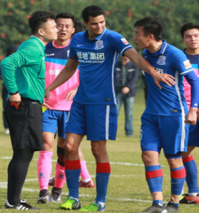申花冬训热身赛中乙队 秦升八国语言神通怒喷裁判