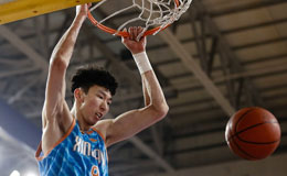 CBA常规赛天津VS新疆 周琦篮下双手虐框