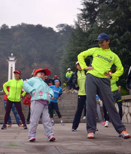 2016贵阳8公里光猪跑 光膀子跑者决战黔灵湖畔