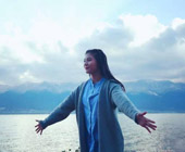 北京雾霾围城 何姿秦凯晒大理蓝天白云照