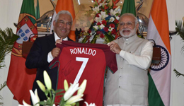 欧洲最佳球员 印度总理网上晒C罗签名球衣