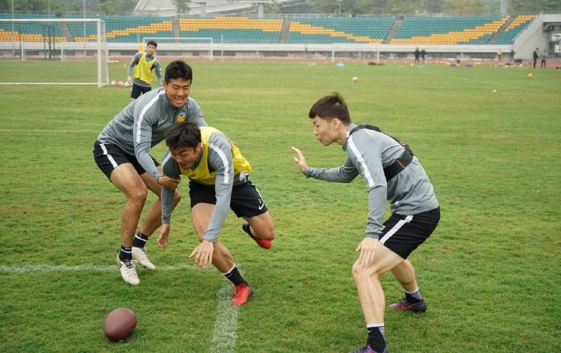 天津权健冬训消息 权健球员玩橄榄球