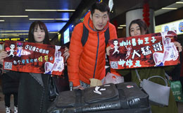 辽宁男篮返沈阳机场照 小迷妹逗比标语抢镜