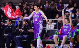 2017WCBA女篮全明星赛 女科比纪妍妍场边狂甩毛巾