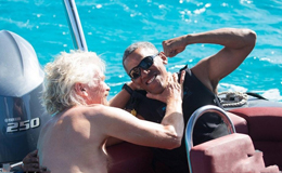 奥巴马挑战极限运动 奥巴马冲浪掉落水中