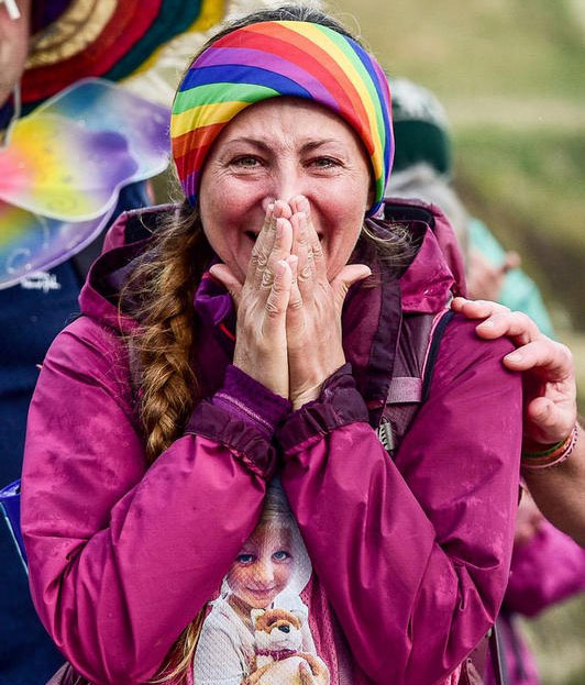 母爱最伟大 英国母亲走一万公里海岸祭奠爱女