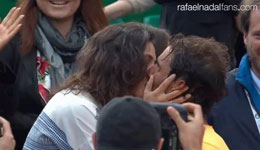 纳达尔女友西斯卡 纳达尔获胜后和女友激吻