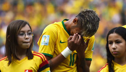 内马尔唱国歌落泪 郑大世一幕再现