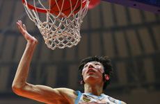 2016CBA第三十四轮新疆VS广厦视频 周琦眼疾手快送上暴扣