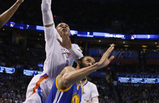 NBA常规赛2月12日勇士VS雷霆 威少突破造成2+1