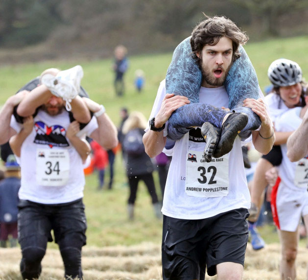 英国第10届背媳妇大赛 男子力爆棚竞技赛跑