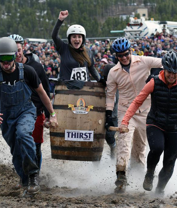美国冰冻死人节赛跑 奇葩选手扛棺材竞速