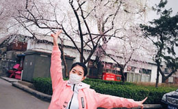 李子君北京游玩晒照 称教科书版的游客照