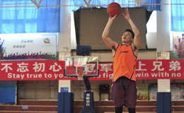 新疆男篮备战CBA总决赛 李根卖力训练斗志昂扬