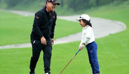 刘国梁女儿近照 刘国梁陪女儿参加青少年高球赛