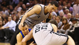 NBA常规赛马刺VS勇士 水花52分勇士逆转马刺