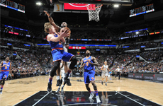 NBA常规赛3月26日尼克斯VS马刺 库兹明斯卡斯暴扣得分