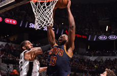 NBA常规赛3月28日骑士VS马刺 汤普森空接暴扣