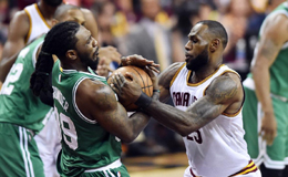 2017nba东部决赛G3 詹姆斯和克劳德场上拼抢