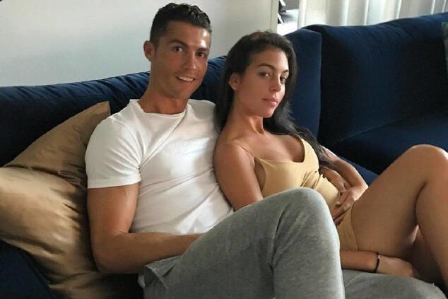 葡媒再曝C罗女友小腹隆起照片 坚称已经怀孕
