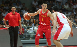 男篮红队热身赛再胜伊朗 赵继伟场上运球推进