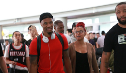 利拉德中国行携女友抵京 心情大好笑容略显羞涩