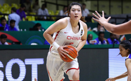 亚洲杯女篮74分大胜菲律宾 女篮队员晃倒对手杀入禁区