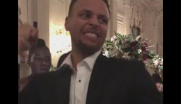 勇士库里恶搞模仿詹皇训练 旁边欧文笑开花