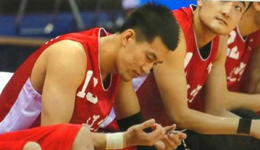 辽宁全运会轻松战胜对手 郭艾伦垃圾时间剪指甲