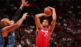 理查德森20+7+5哈桑复出7+8 热火大胜送魔术9连败