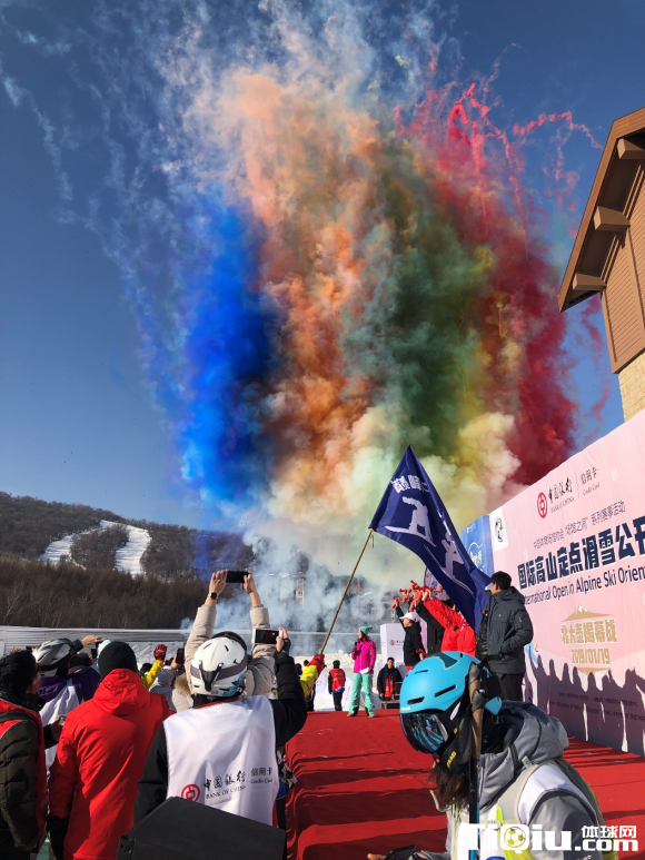 场馆之间暨中国银行信用卡国际高山定点滑雪赛受热捧