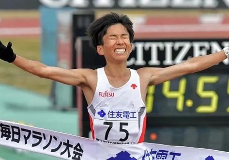 黄种人全马首进205！铃木健吾2:04:56刷新日本马拉松纪录