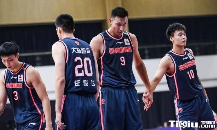 广东男篮总教练杜锋不满球员表现