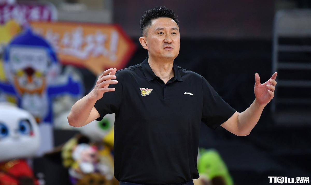 广东男篮总教练杜锋不满球员表现