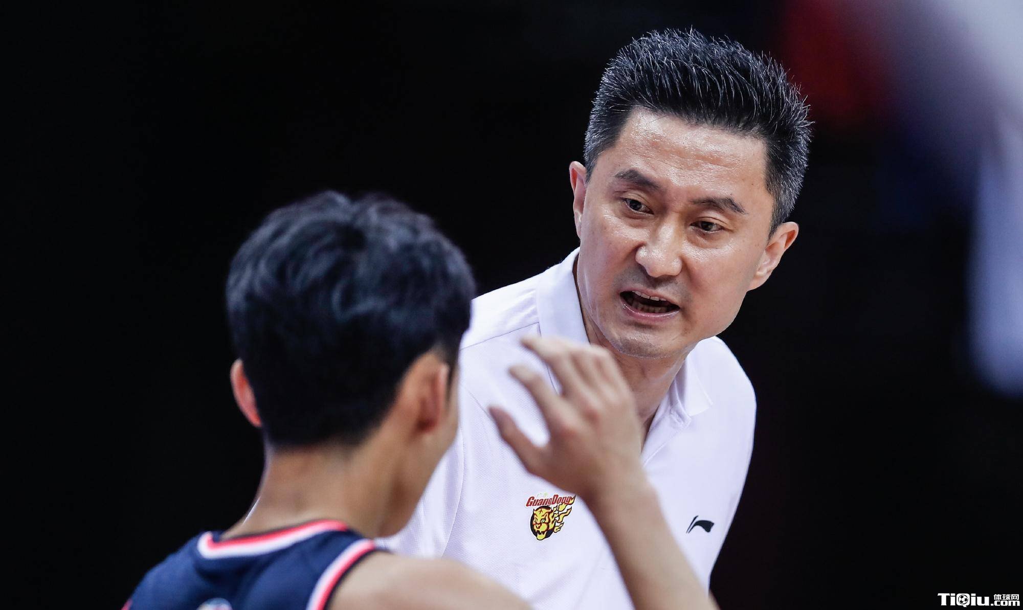 广东男篮总教练杜锋不满球员表现