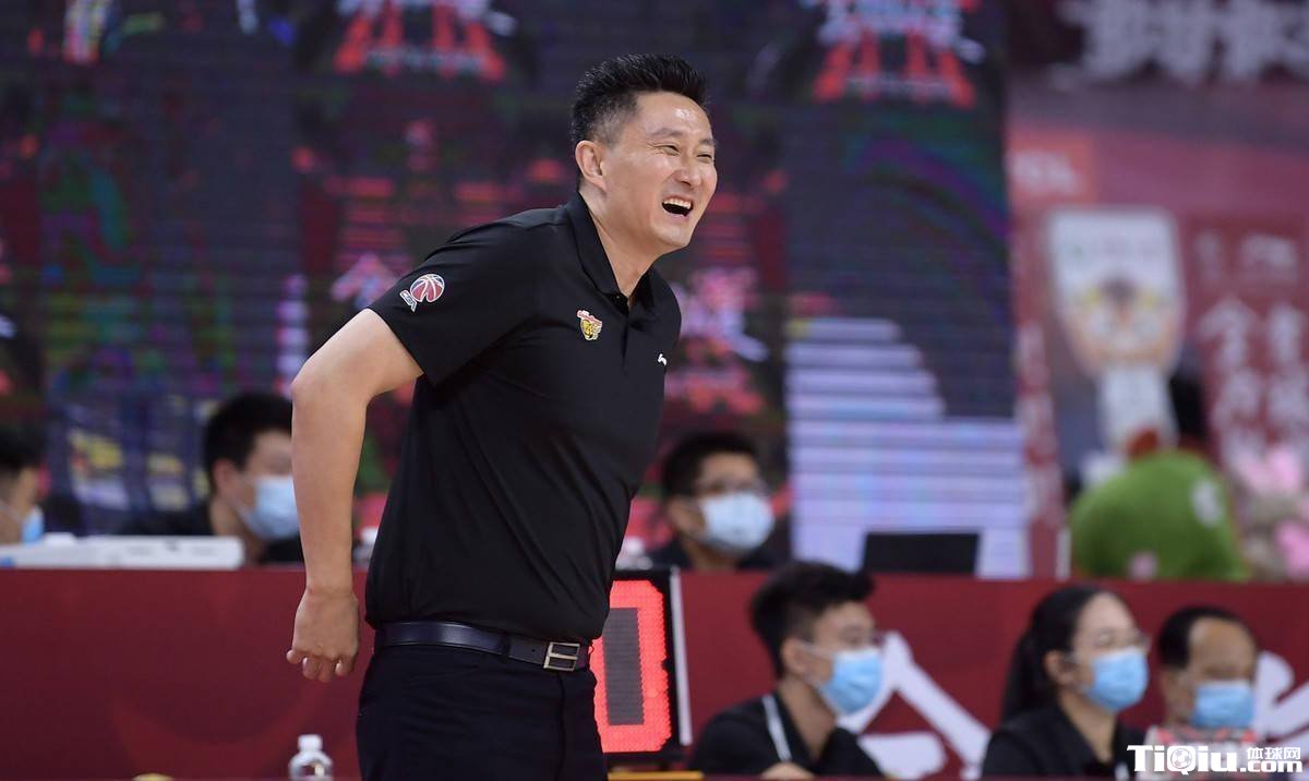 广东男篮总教练杜锋不满球员表现