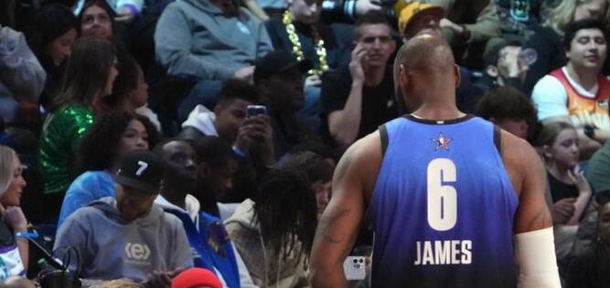 全明星正赛半场结束 詹姆斯手部受伤退出下半场比赛